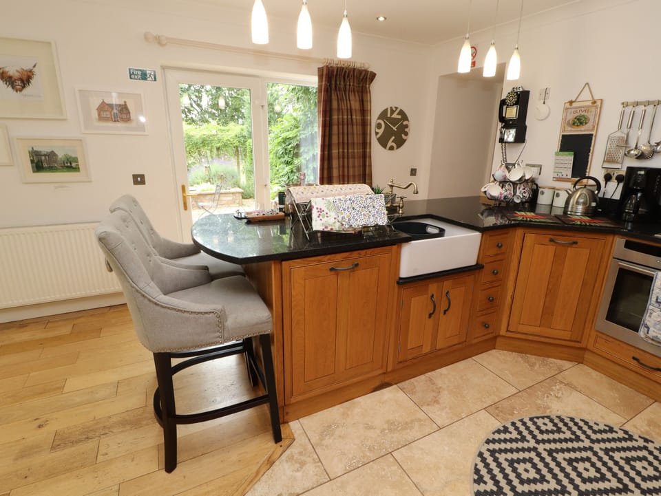 Cottage | Private kitchen | Fridge, microwave, stovetop, dishwasher