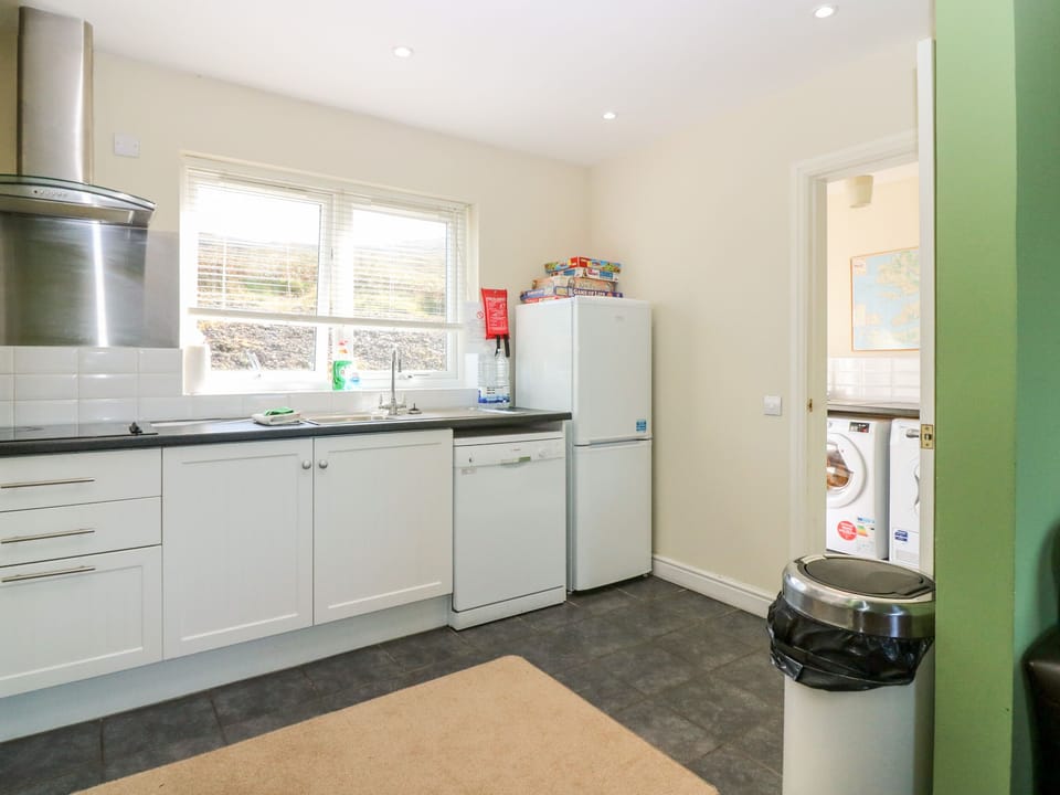 Cottage | Private kitchen | Dishwasher, highchair, cookware/dishes/utensils