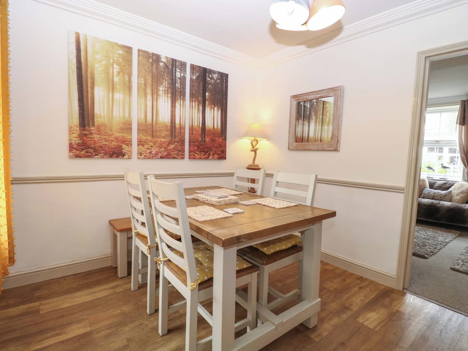 Cottage | Dining