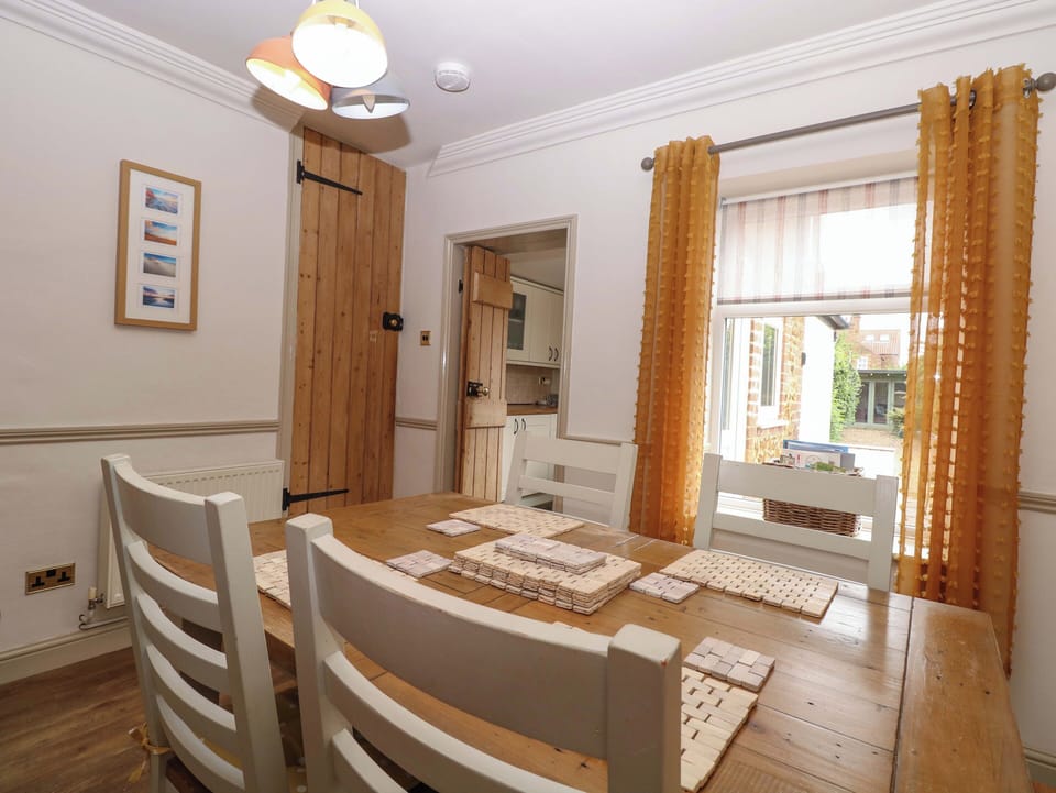 Cottage | Dining