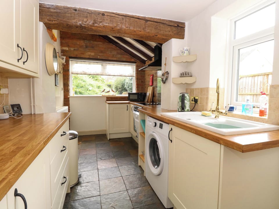 Cottage | Private kitchen | Microwave, stovetop, dishwasher, electric kettle