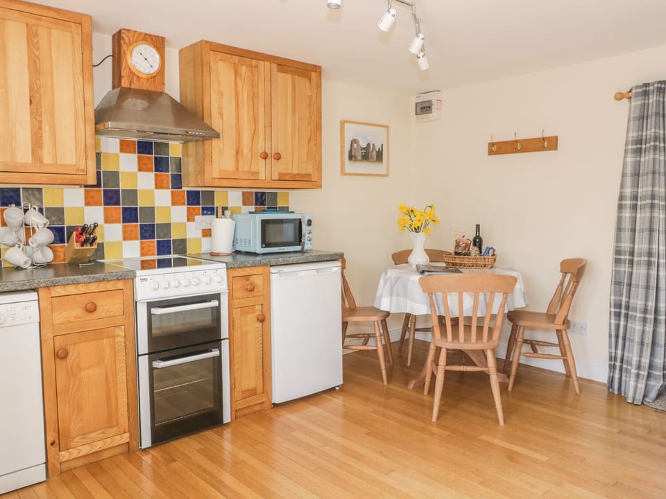 Cottage | Private kitchen | Fridge, microwave, stovetop, dishwasher