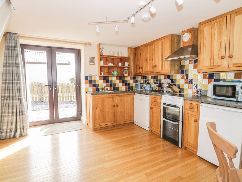 Cottage | Private kitchen | Fridge, microwave, stovetop, dishwasher