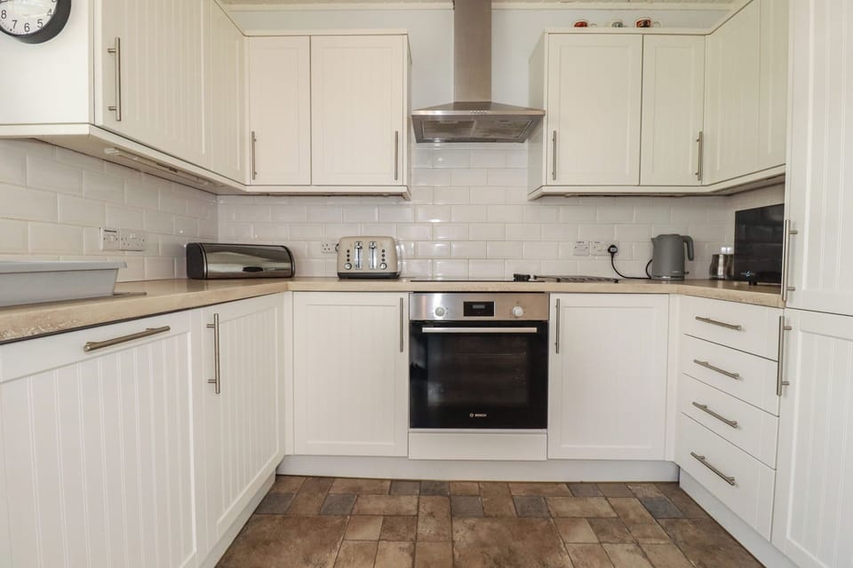 Cottage | Private kitchen | Microwave, stovetop, dishwasher, electric kettle