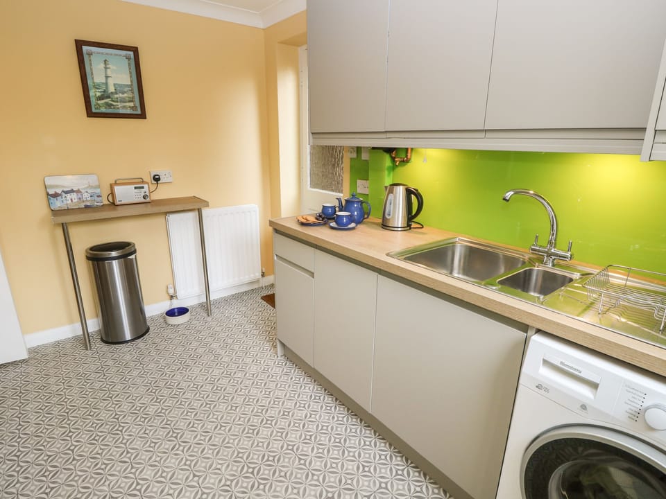 Cottage | Private kitchen | Microwave, stovetop, dishwasher, electric kettle