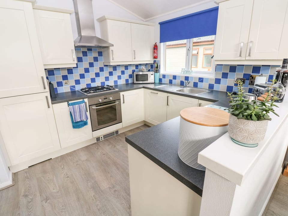 Cottage | Private kitchen | Microwave, stovetop, dishwasher, highchair