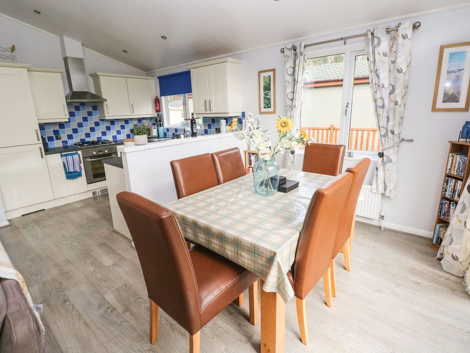 Cottage | Dining