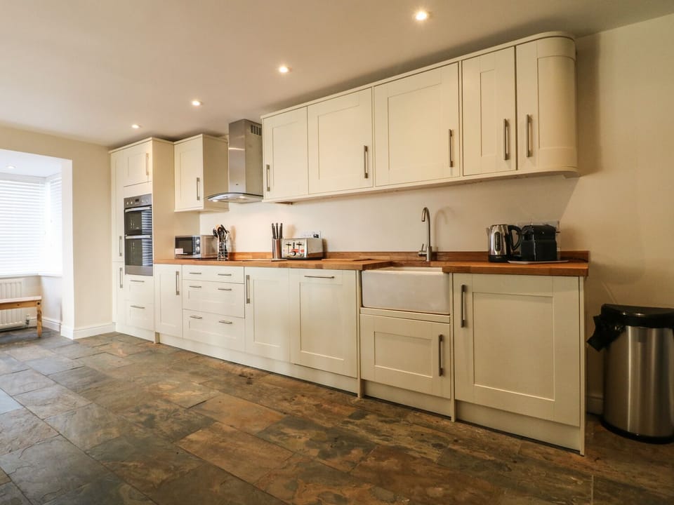 Cottage | Private kitchen | Fridge, dishwasher, highchair, cookware/dishes/utensils