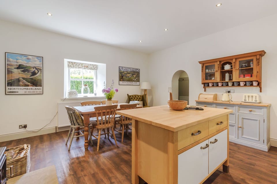 Cottage | Private kitchen | Dishwasher, highchair, cookware/dishes/utensils