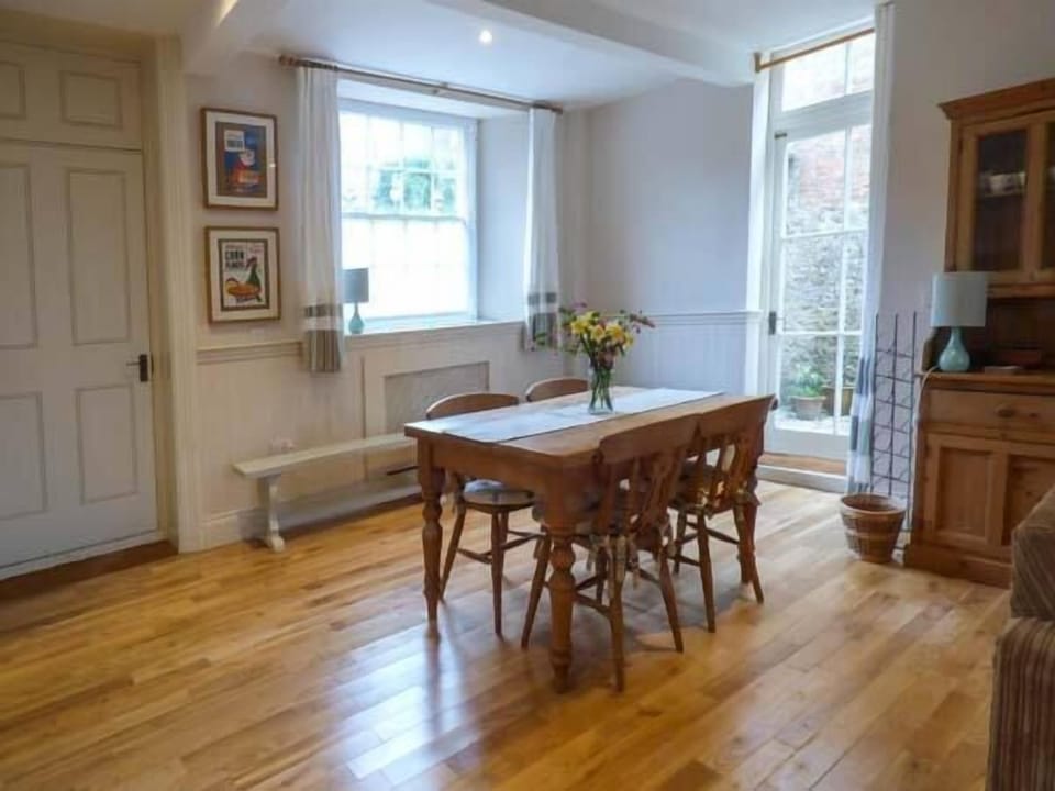 Cottage | Private kitchen | Dishwasher, highchair, cookware/dishes/utensils