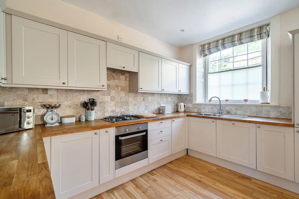 Cottage | Private kitchen | Dishwasher, highchair, cookware/dishes/utensils