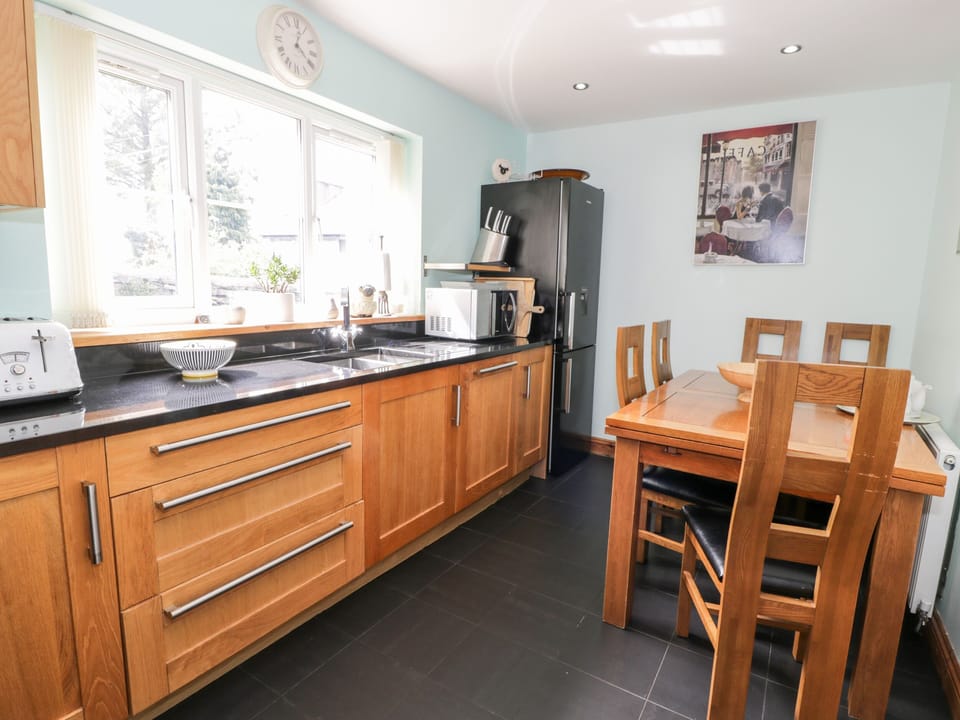 Cottage | Private kitchen | Fridge, microwave, stovetop, dishwasher