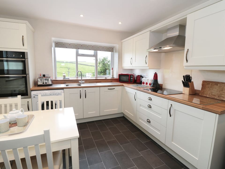 Cottage | Private kitchen | Dishwasher, electric kettle, toaster, highchair