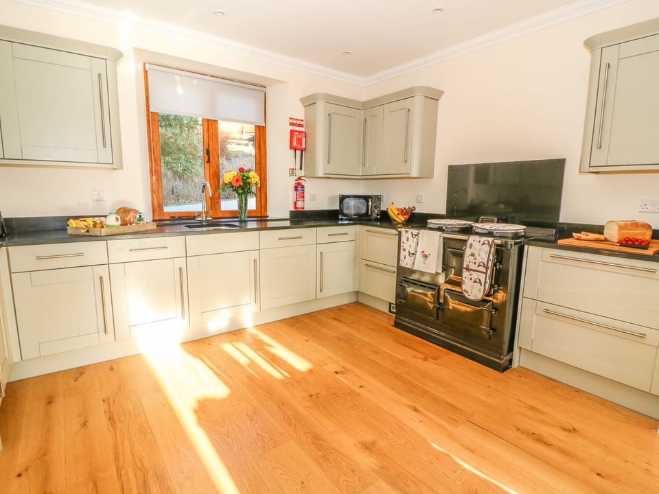 Cottage | Private kitchen | Fridge, microwave, stovetop, dishwasher