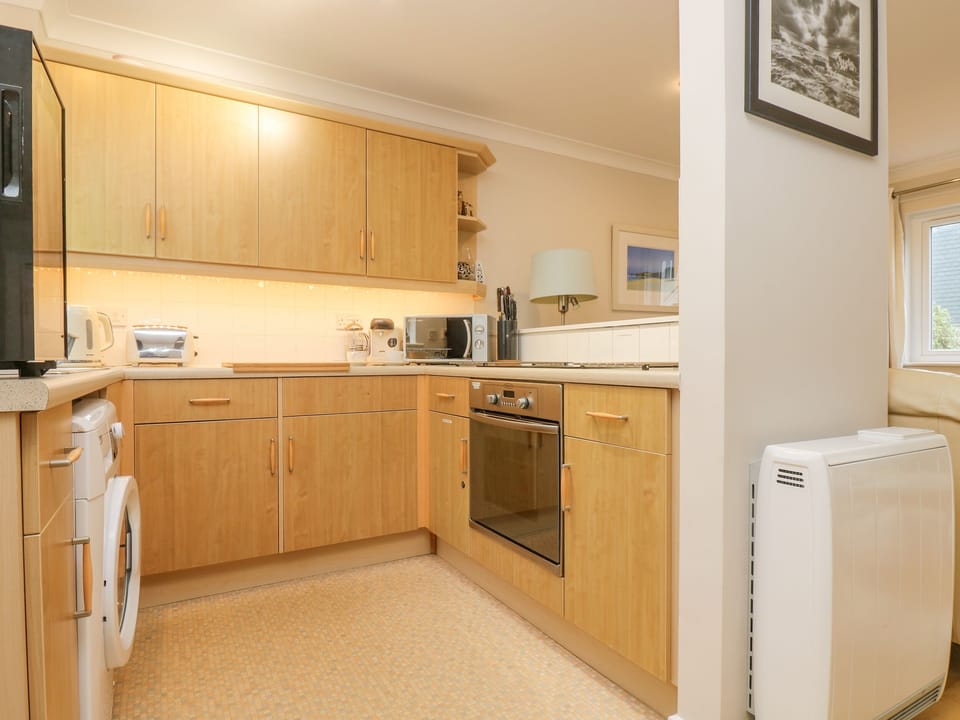 Cottage | Private kitchen | Electric kettle, toaster, highchair, cookware/dishes/utensils