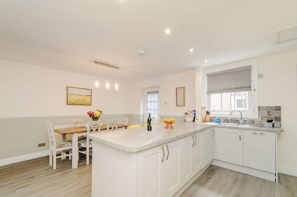 Cottage | Private kitchen | Dishwasher, highchair, cookware/dishes/utensils