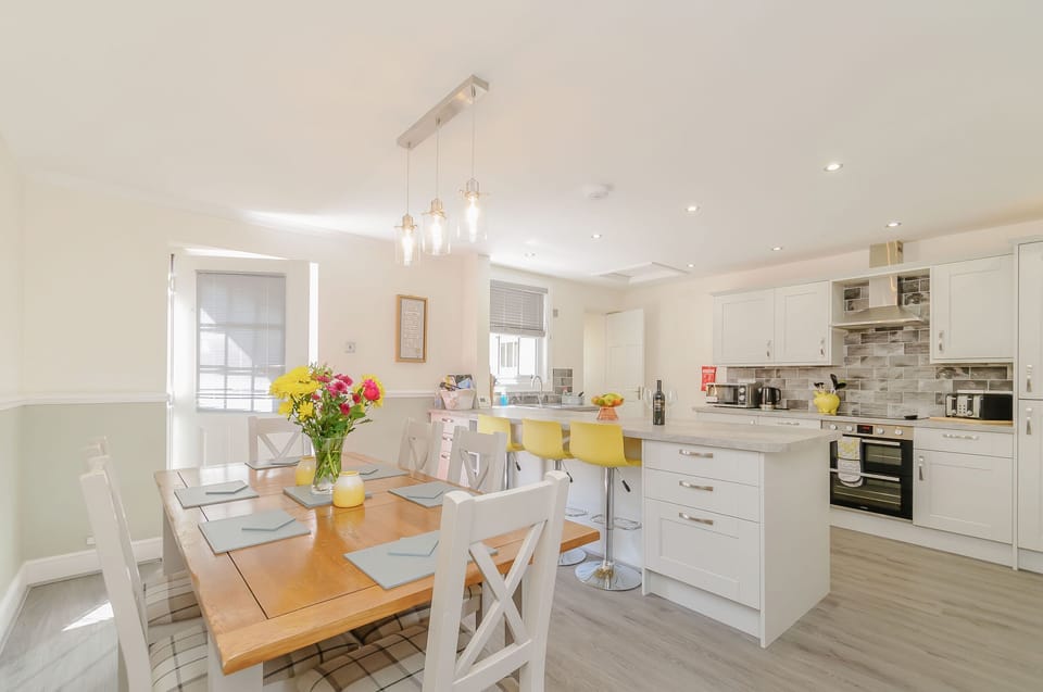 Cottage | Private kitchen | Dishwasher, highchair, cookware/dishes/utensils