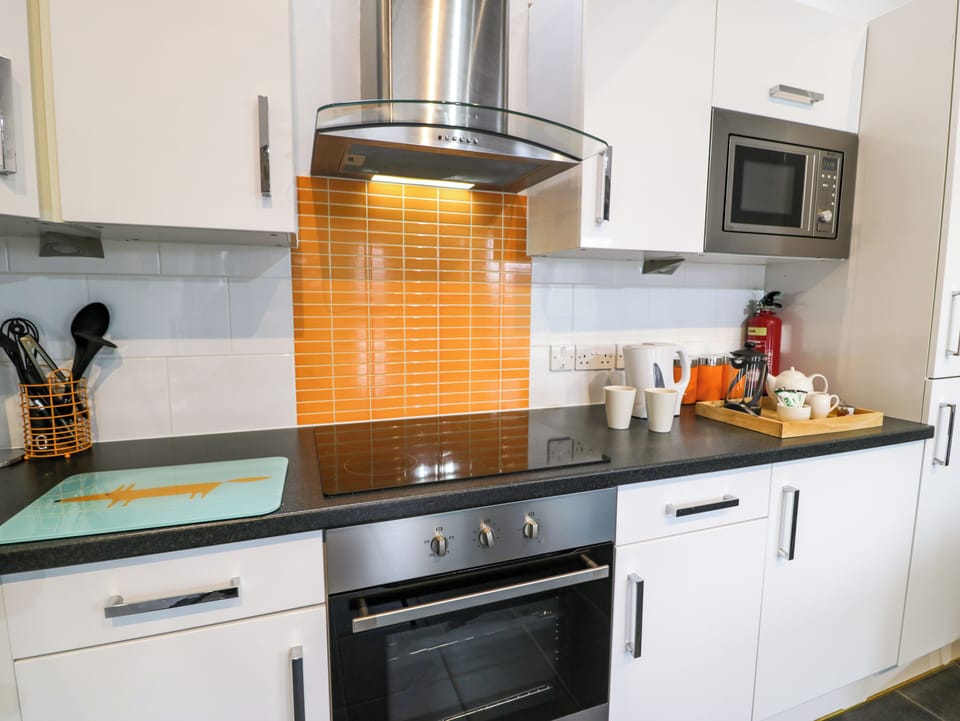 Cottage | Private kitchen | Fridge, microwave, stovetop, dishwasher