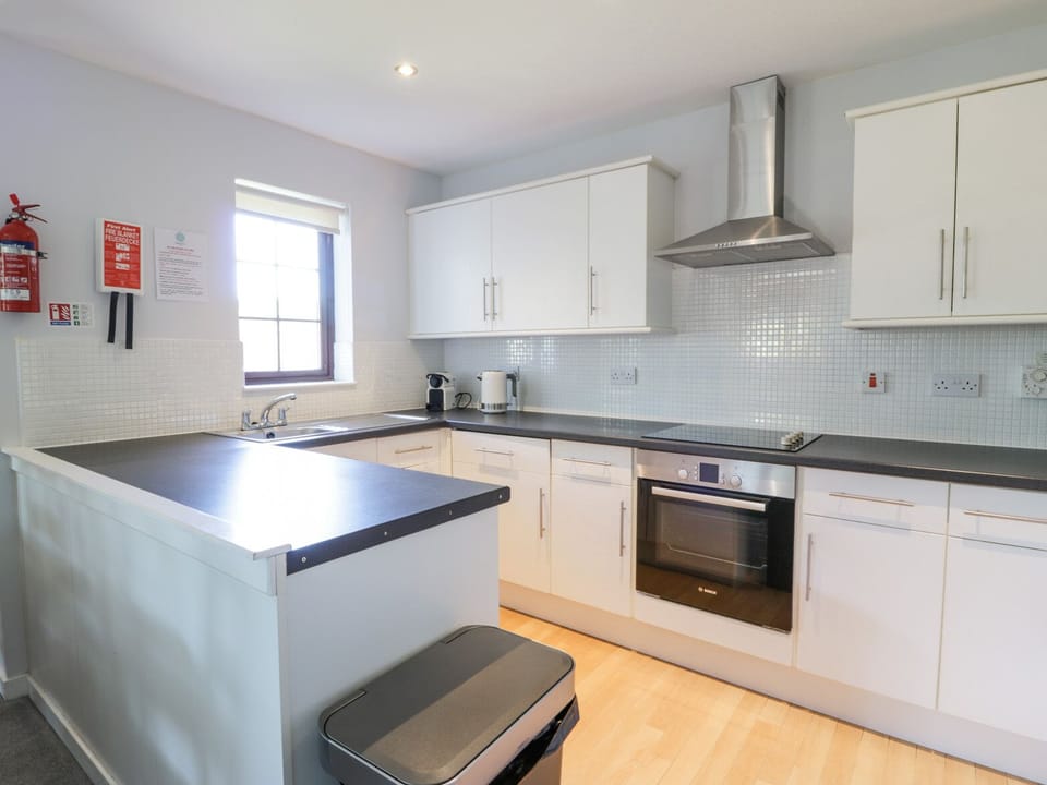 Cottage | Private kitchen | Dishwasher, electric kettle, toaster, cookware/dishes/utensils