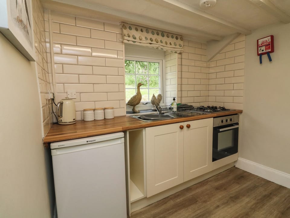 Cottage | Private kitchen | Fridge, microwave, stovetop, highchair