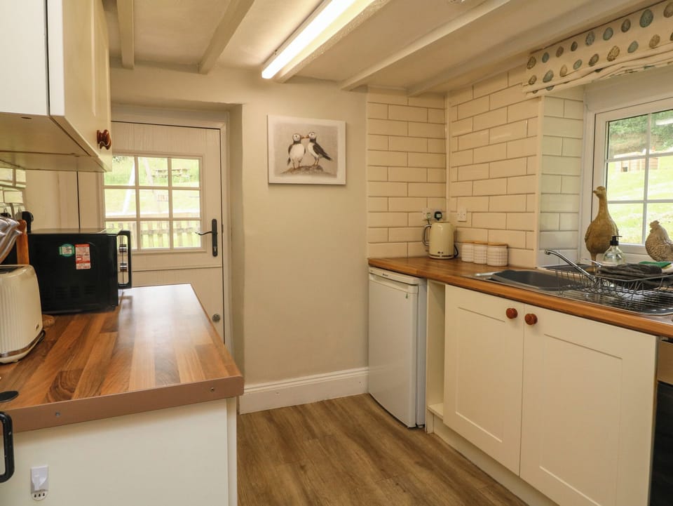 Cottage | Private kitchen | Fridge, microwave, stovetop, highchair