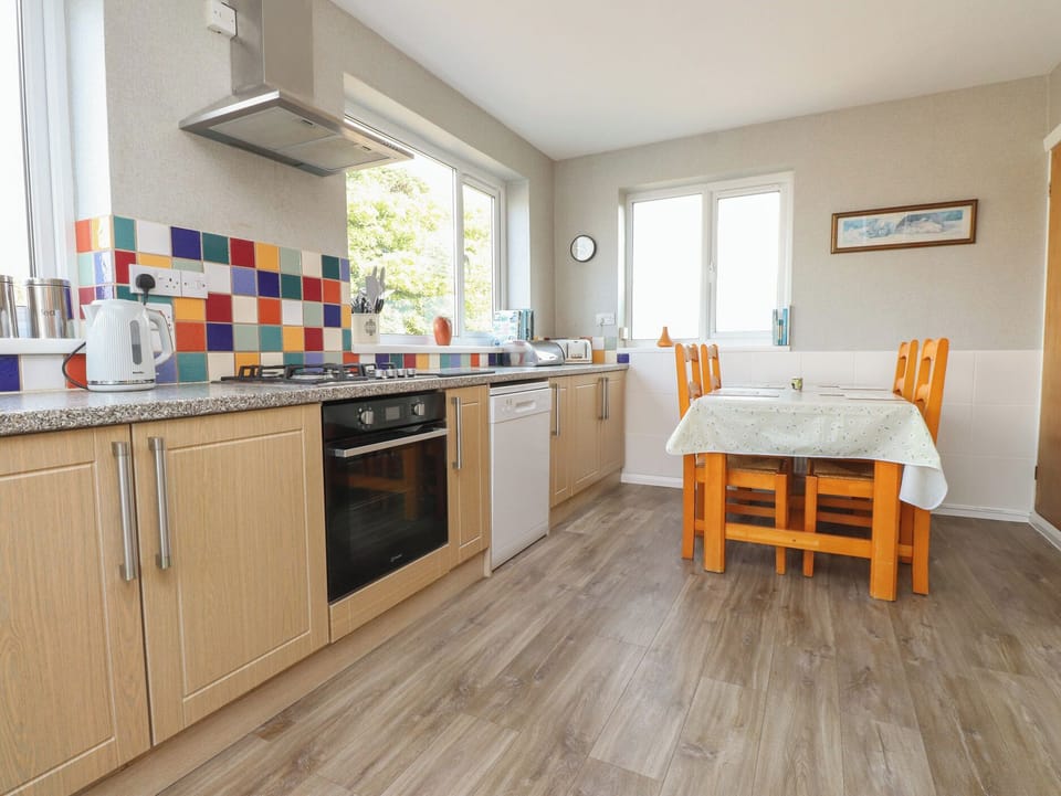 Cottage | Private kitchen | Fridge, microwave, stovetop, dishwasher
