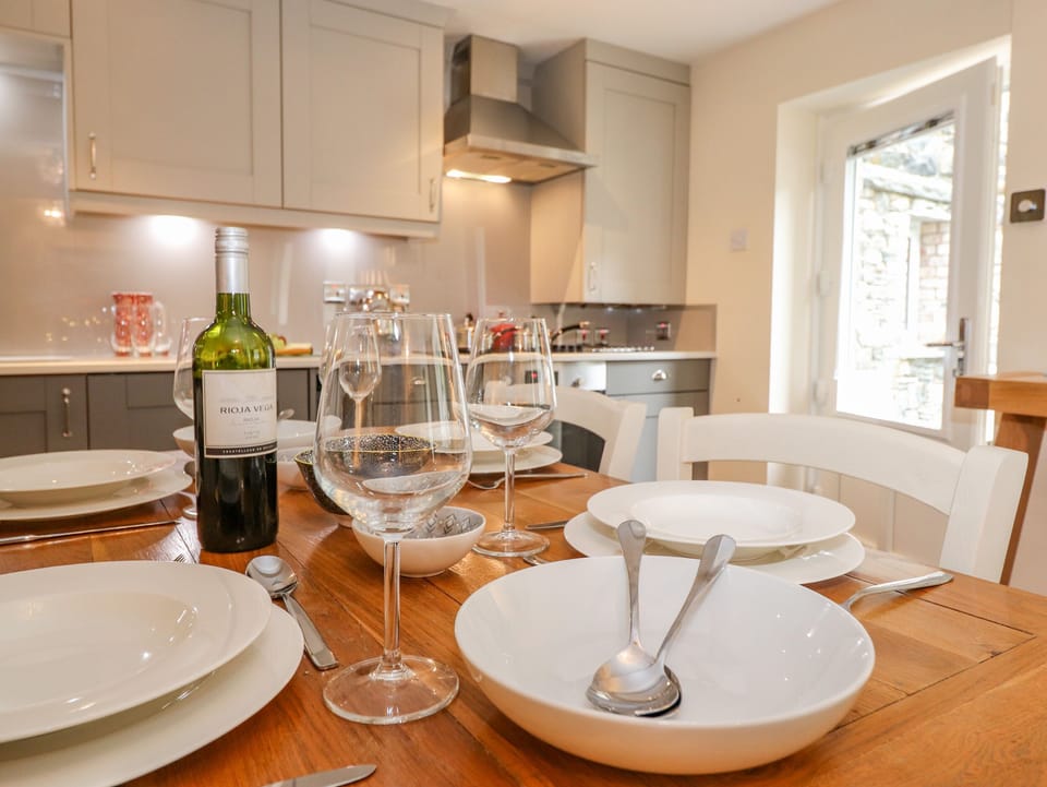 Cottage | Private kitchen | Microwave, stovetop, dishwasher, electric kettle