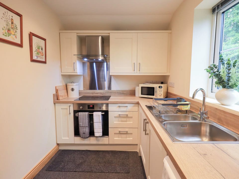 Cottage | Private kitchen | Electric kettle, toaster, highchair, cookware/dishes/utensils