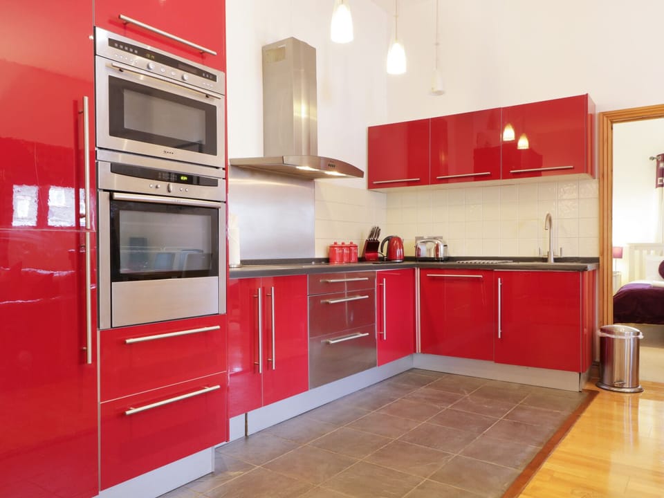 Cottage | Private kitchen | Microwave, stovetop, dishwasher, electric kettle