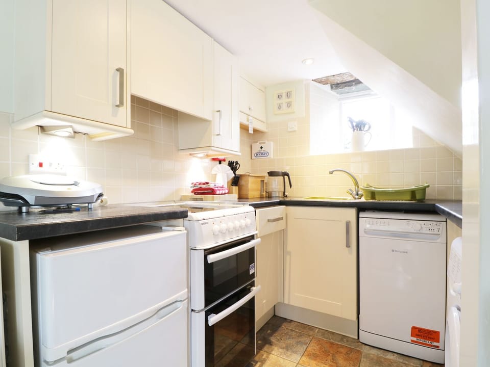 Cottage | Private kitchen | Dishwasher, electric kettle, toaster, cookware/dishes/utensils