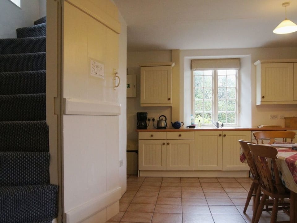 Cottage | Private kitchen | Microwave, stovetop, dishwasher, cookware/dishes/utensils