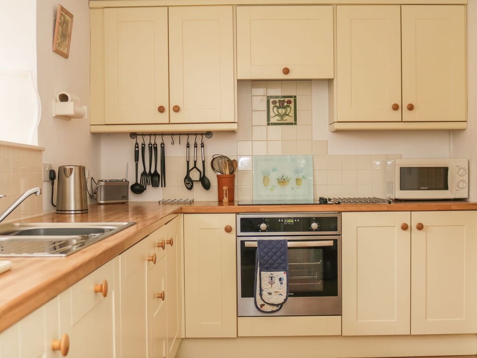 Cottage | Private kitchen | Microwave, stovetop, dishwasher, cookware/dishes/utensils