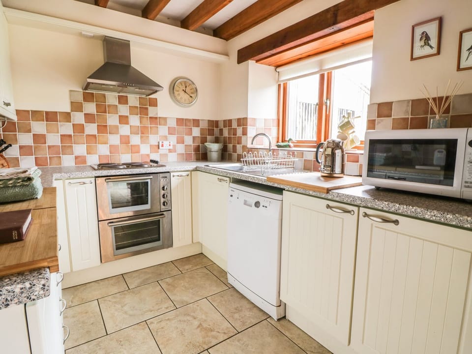 Cottage | Private kitchen | Fridge, microwave, dishwasher, cookware/dishes/utensils