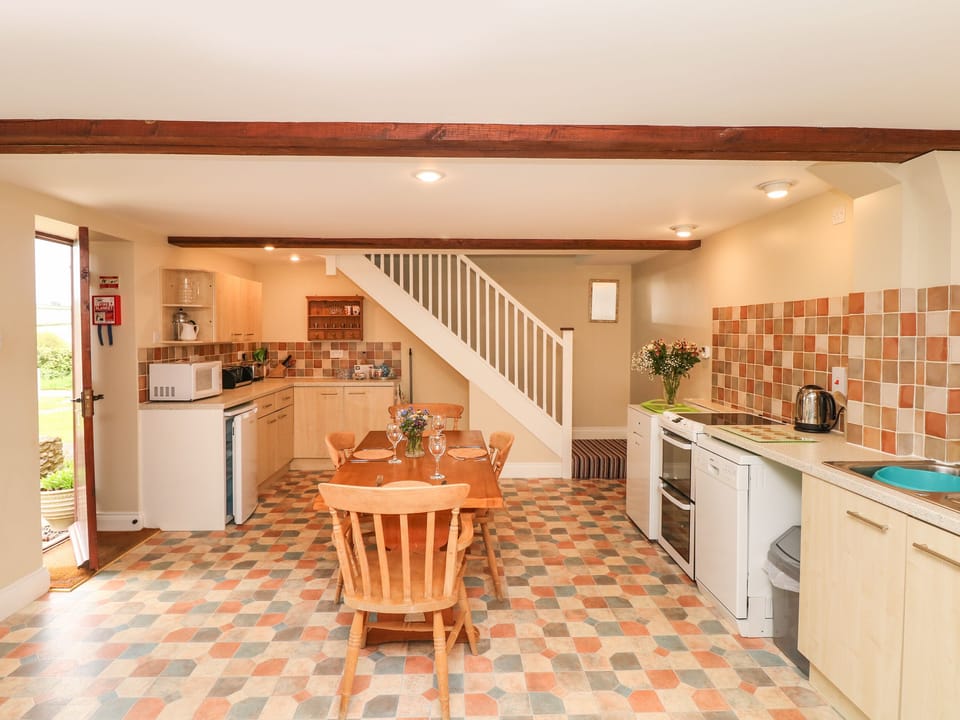 Cottage | Private kitchen | Fridge, microwave, dishwasher, highchair
