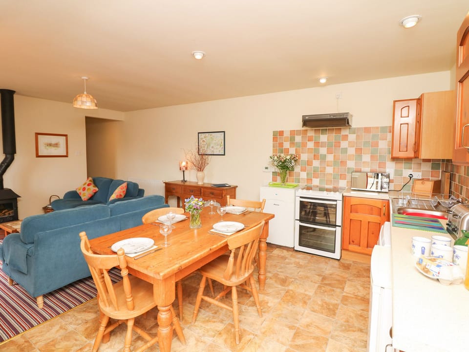 Cottage | Private kitchen | Fridge, microwave, stovetop, dishwasher