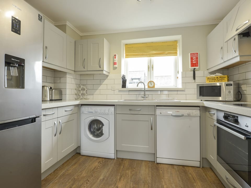 Cottage | Private kitchen | Dishwasher, cookware/dishes/utensils