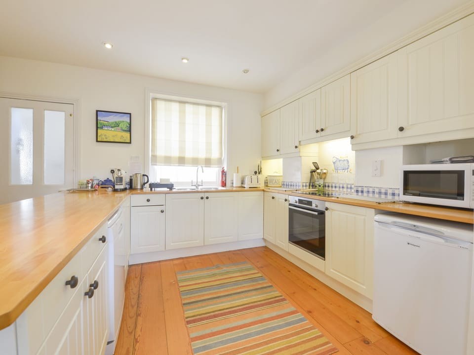 Cottage | Private kitchen | Dishwasher, highchair, cookware/dishes/utensils