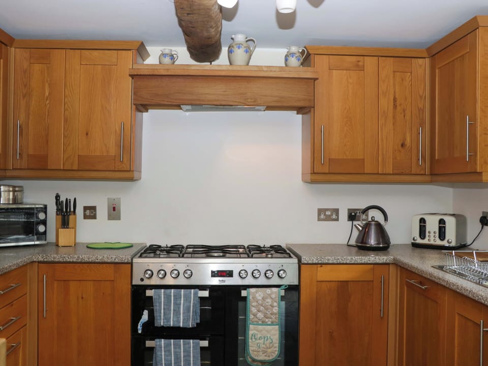 Cottage | Private kitchen | Fridge, microwave, stovetop, dishwasher