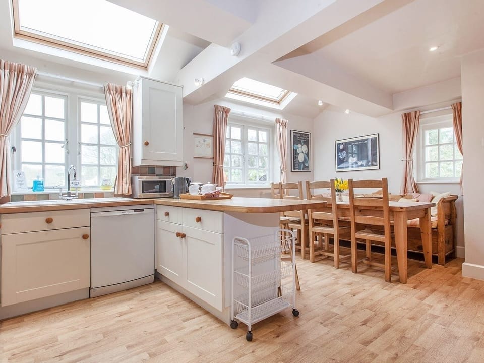 Cottage | Private kitchen | Microwave, stovetop, dishwasher, coffee/tea maker