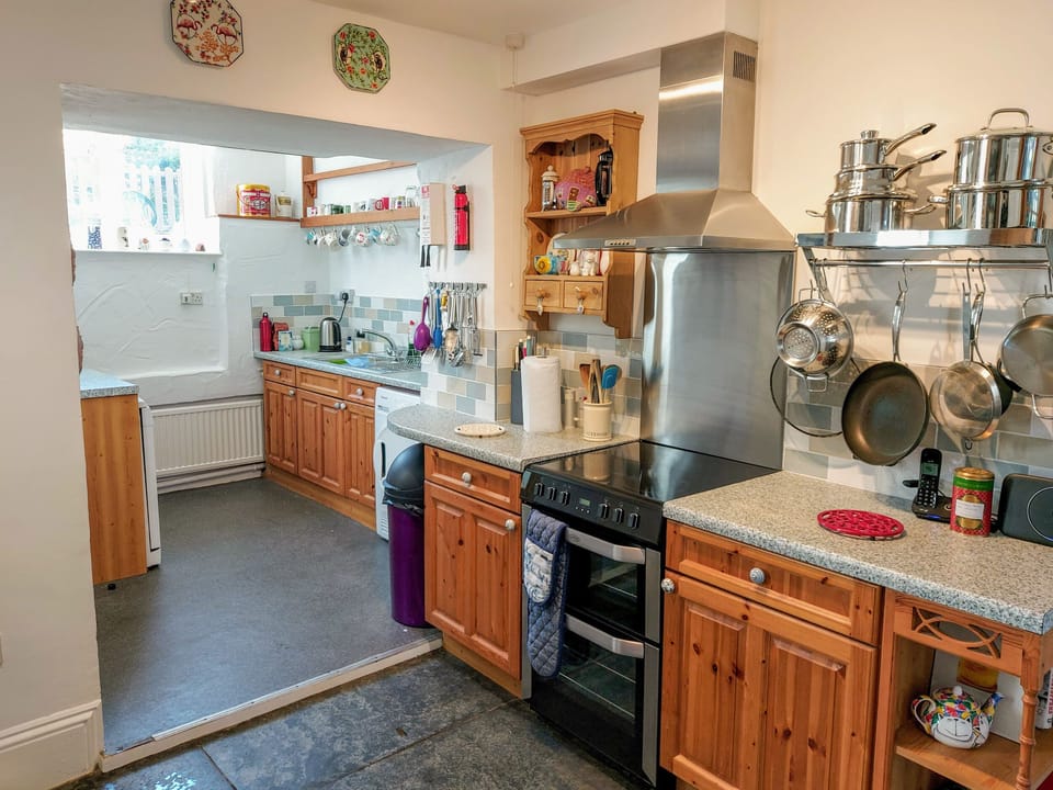 Cottage | Private kitchen | Microwave, stovetop, dishwasher, highchair