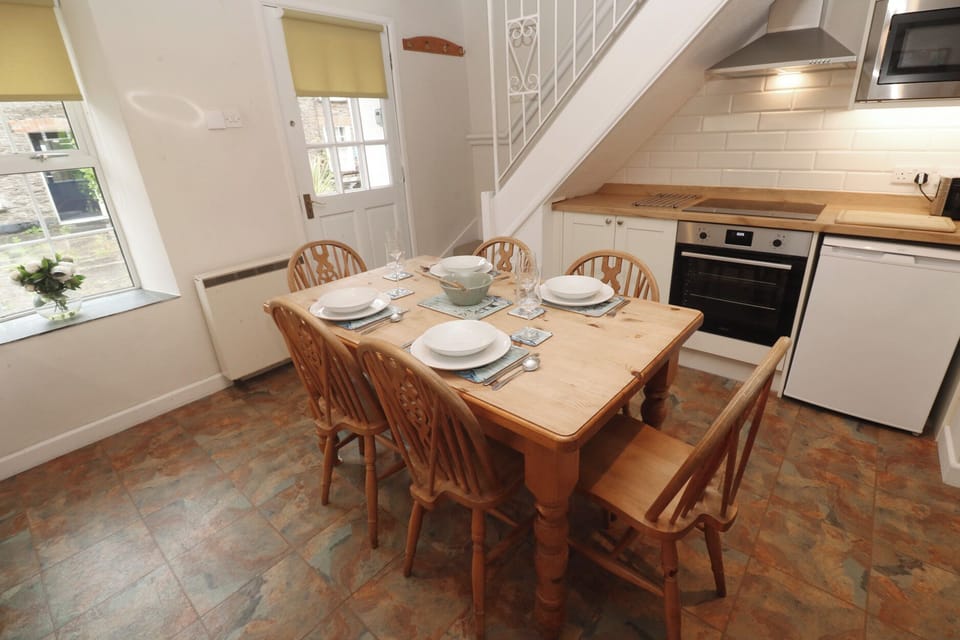 Cottage | Dining