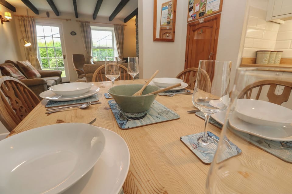 Cottage | Dining