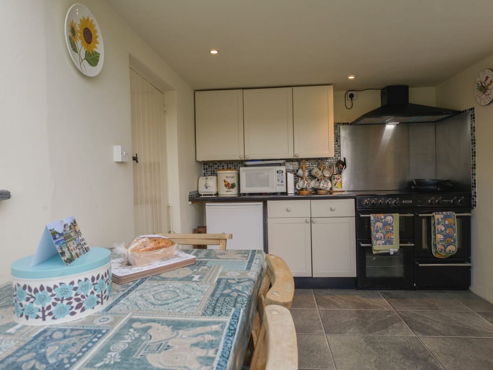 Cottage | Private kitchen | Dishwasher, highchair, cookware/dishes/utensils