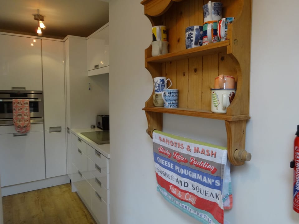 Cottage | Private kitchen | Microwave, stovetop, dishwasher, highchair
