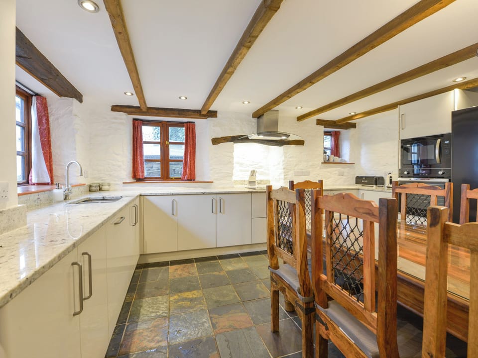 Cottage | Private kitchen | Dishwasher, cookware/dishes/utensils, dining tables