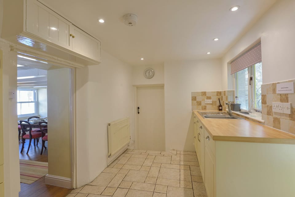 Cottage | Private kitchen | Fridge, microwave, stovetop, dishwasher