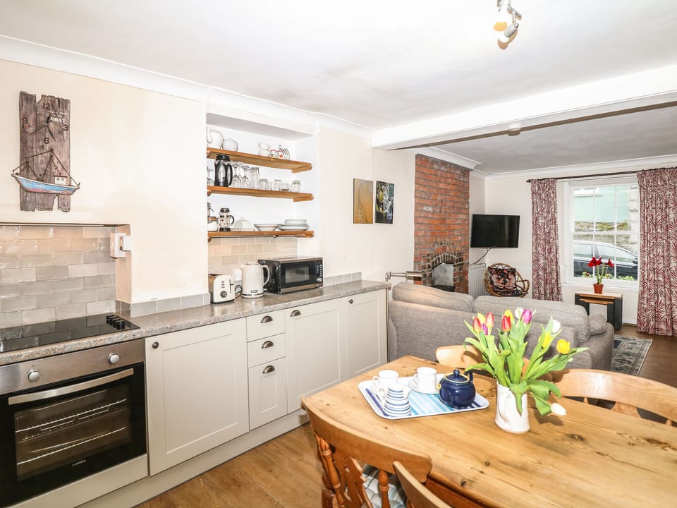 Cottage | Private kitchen | Dishwasher, highchair, cookware/dishes/utensils