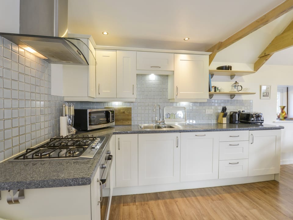 Cottage | Private kitchen | Dishwasher, cookware/dishes/utensils