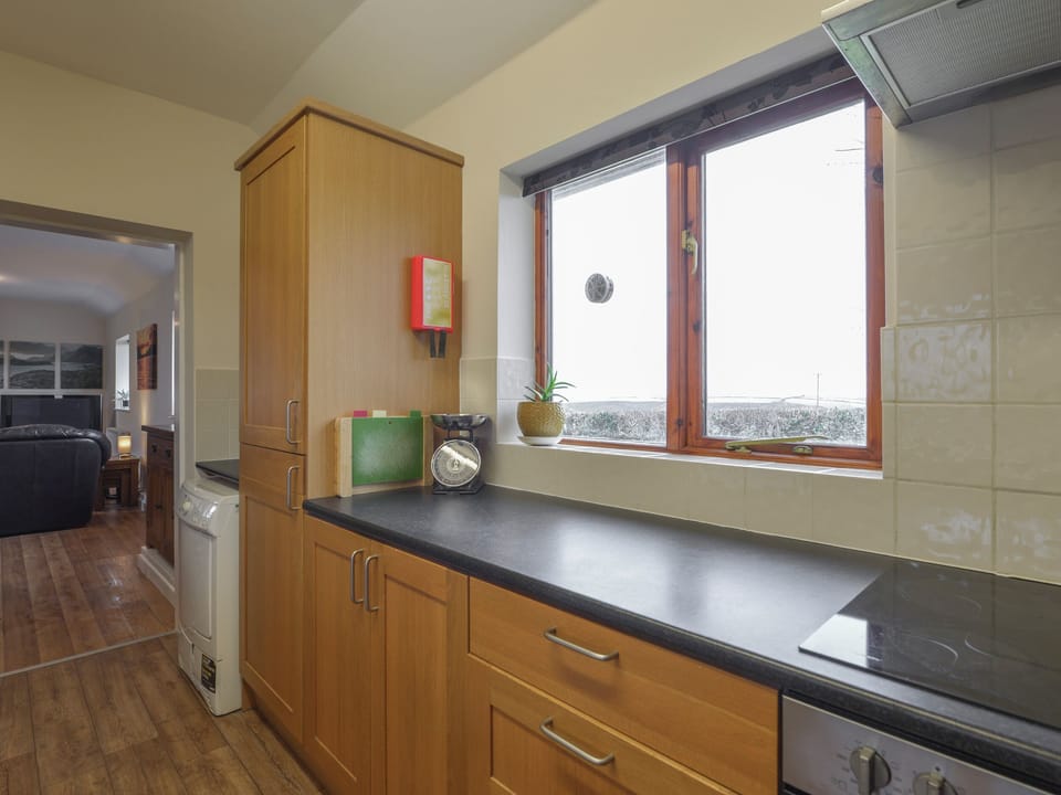 Cottage | Private kitchen | Fridge, microwave, dishwasher, highchair