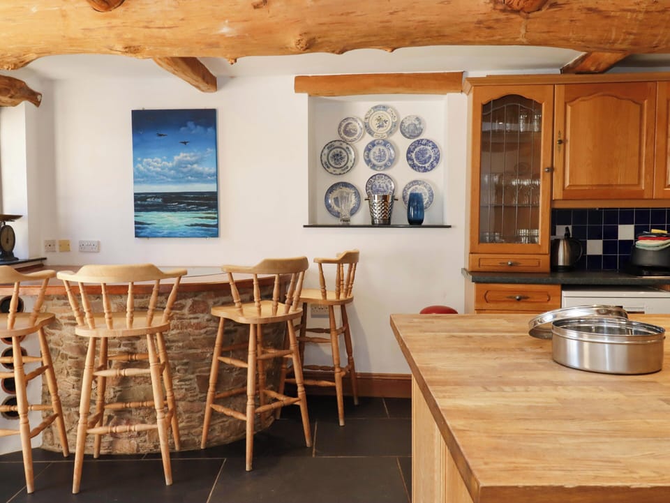 Cottage | Private kitchen | Dishwasher, highchair, cookware/dishes/utensils